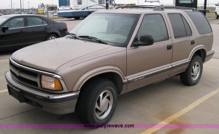 image for item 8061 1997 Chevrolet Blazer LS
