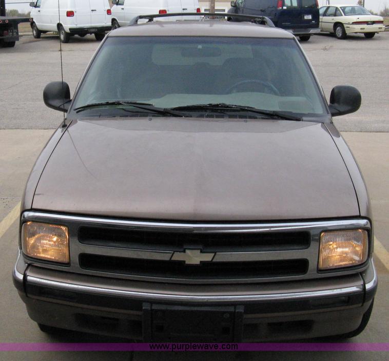 image for item 8061 1997 Chevrolet Blazer LS