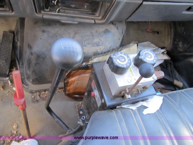 image for item 3649 1994 Ford F800F dump truck