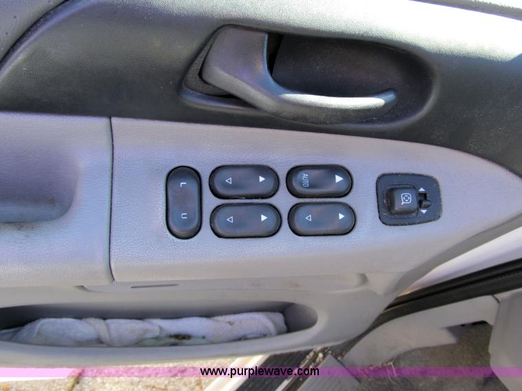 image for item 3651 1998 Ford Windstar GL