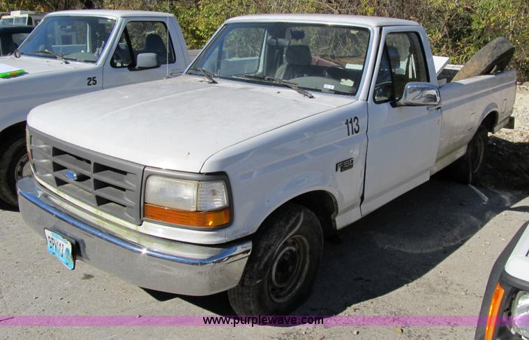 image for item 3655 1995 Ford F150 XL pickup truck