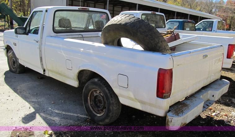 image for item 3655 1995 Ford F150 XL pickup truck