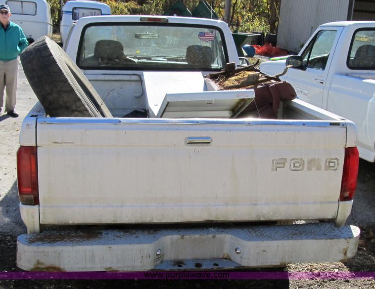 image for item 3655 1995 Ford F150 XL pickup truck