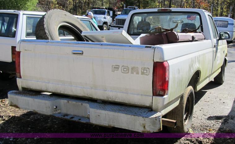 image for item 3655 1995 Ford F150 XL pickup truck