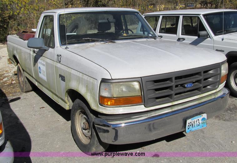 image for item 3655 1995 Ford F150 XL pickup truck