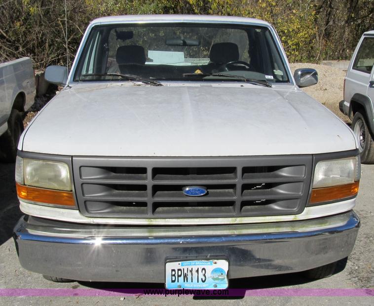 image for item 3655 1995 Ford F150 XL pickup truck