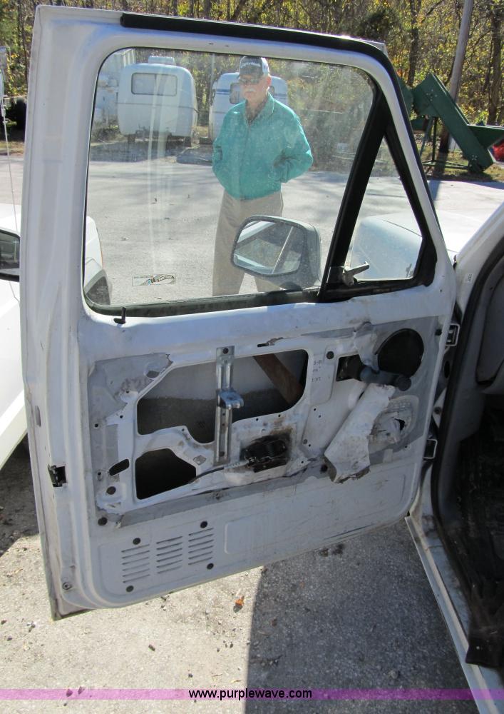 image for item 3655 1995 Ford F150 XL pickup truck