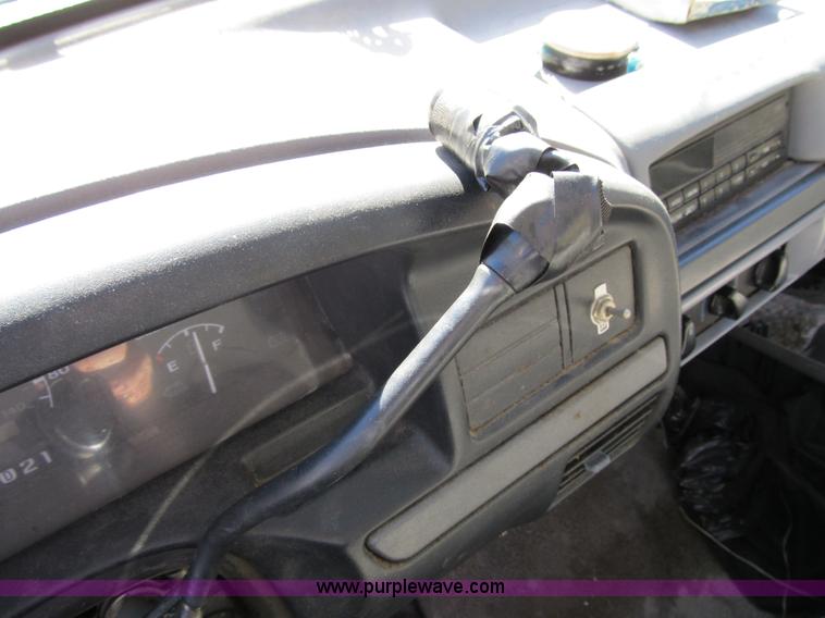 image for item 3655 1995 Ford F150 XL pickup truck