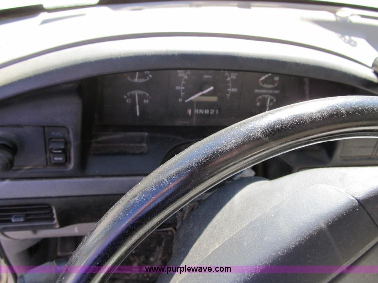 image for item 3655 1995 Ford F150 XL pickup truck