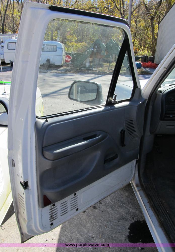 image for item 3656 1996 Ford F150 pickup truck