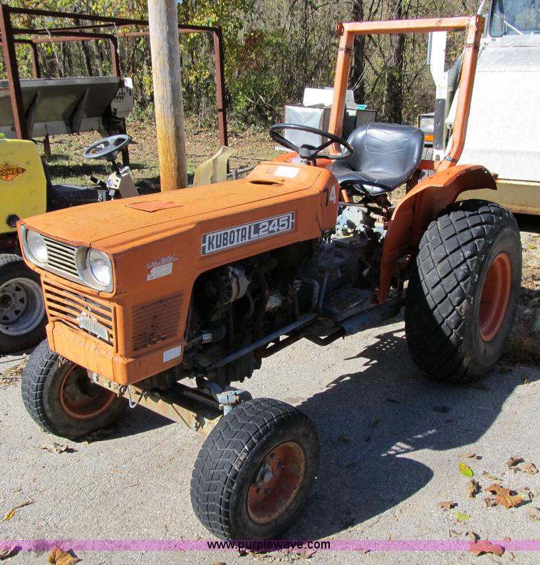 image for item 3658 1982 Kubota tractor