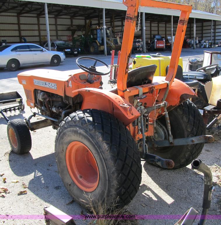 image for item 3658 1982 Kubota tractor