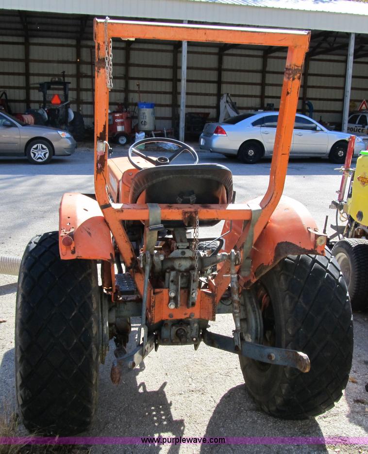 image for item 3658 1982 Kubota tractor