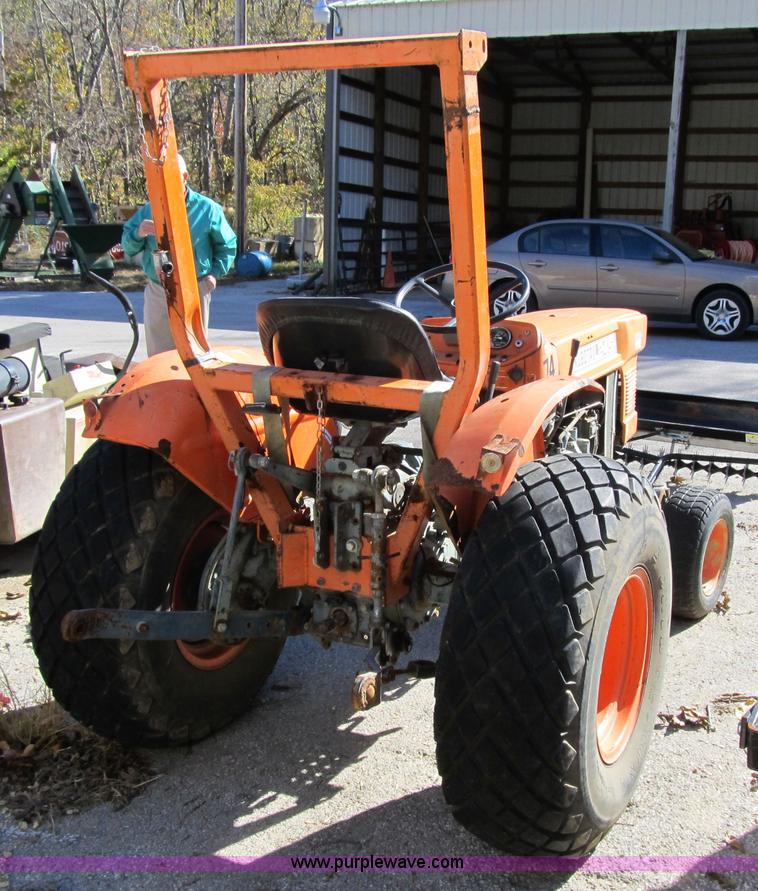image for item 3658 1982 Kubota tractor