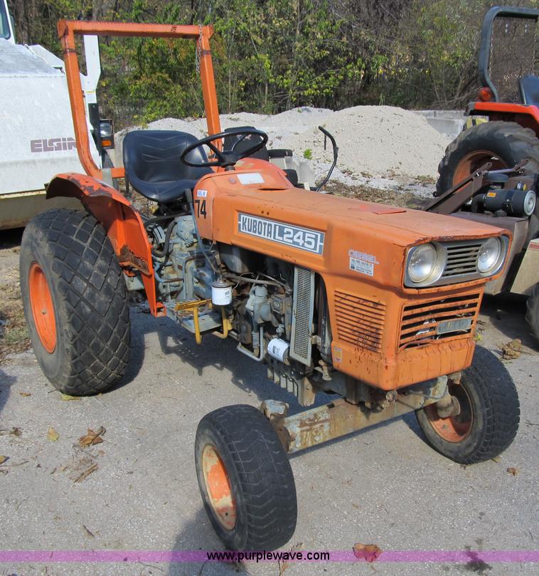 image for item 3658 1982 Kubota tractor