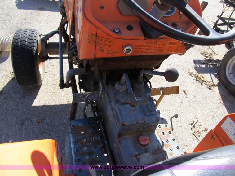 image for item 3658 1982 Kubota tractor