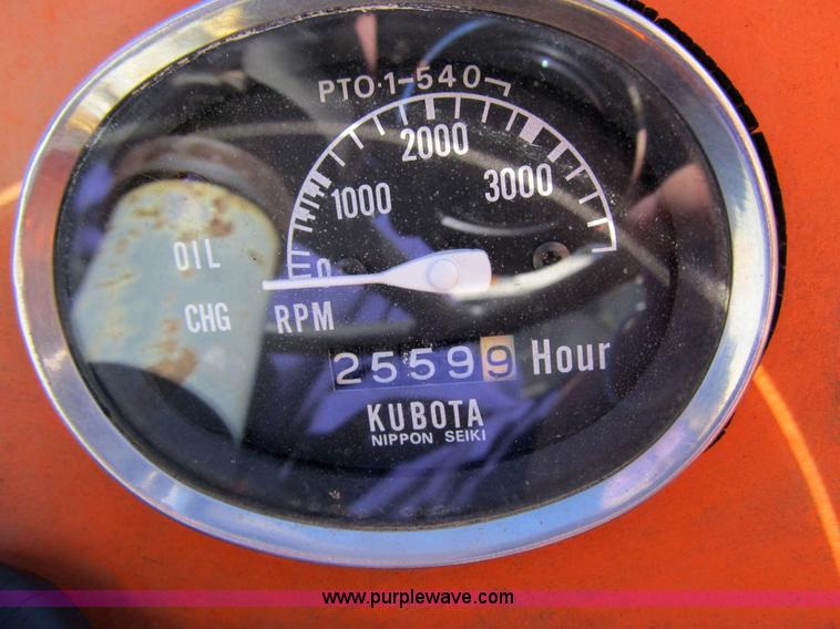 image for item 3658 1982 Kubota tractor
