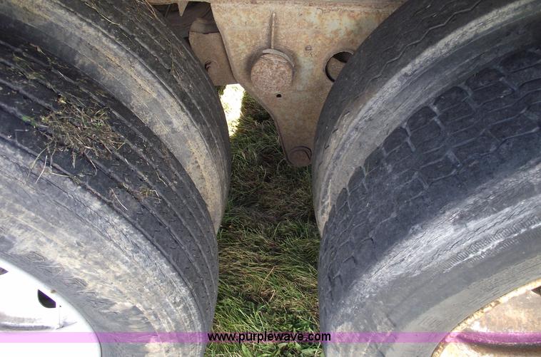 image for item 5507 1986 Fruehauf 48' van trailer