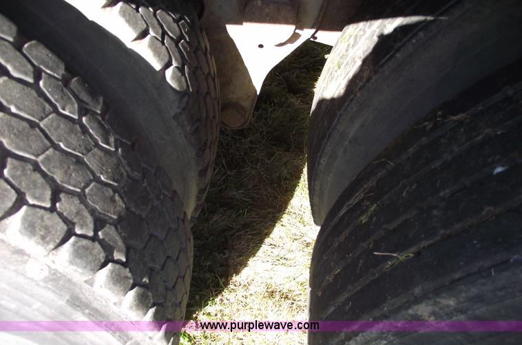 image for item 5507 1986 Fruehauf 48' van trailer