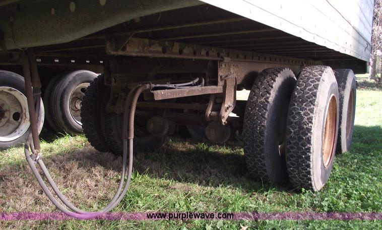 image for item 5509 1990 Utility VS24 48' van trailer