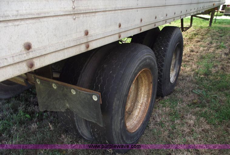 image for item 5509 1990 Utility VS24 48' van trailer