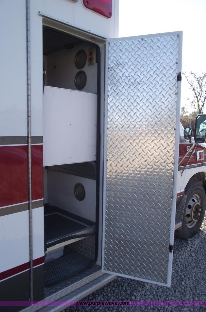image for item 5999 1998 Ford E350 Super Duty ambulance