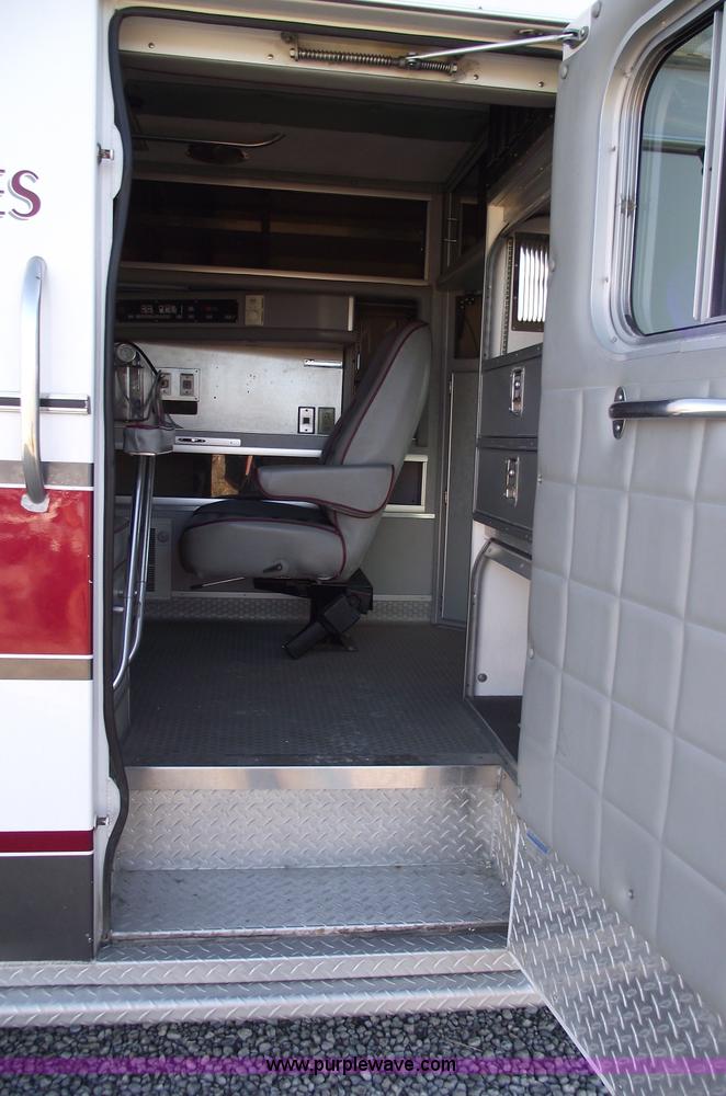 image for item 5999 1998 Ford E350 Super Duty ambulance