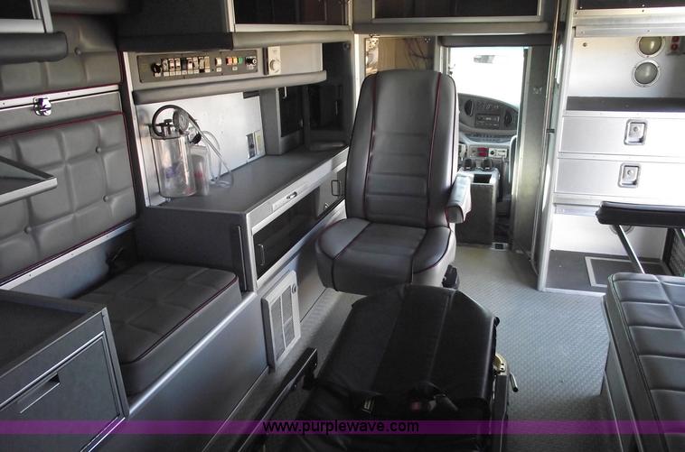 image for item 5999 1998 Ford E350 Super Duty ambulance