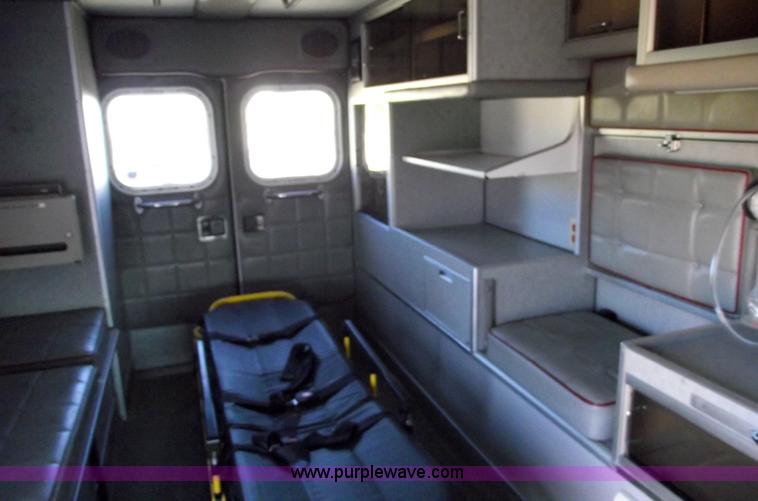 image for item 5999 1998 Ford E350 Super Duty ambulance