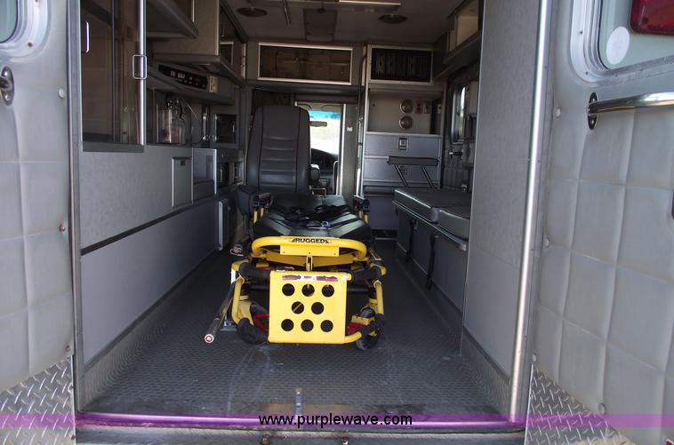 image for item 5999 1998 Ford E350 Super Duty ambulance