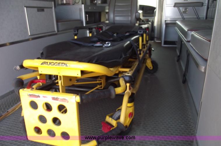 image for item 5999 1998 Ford E350 Super Duty ambulance