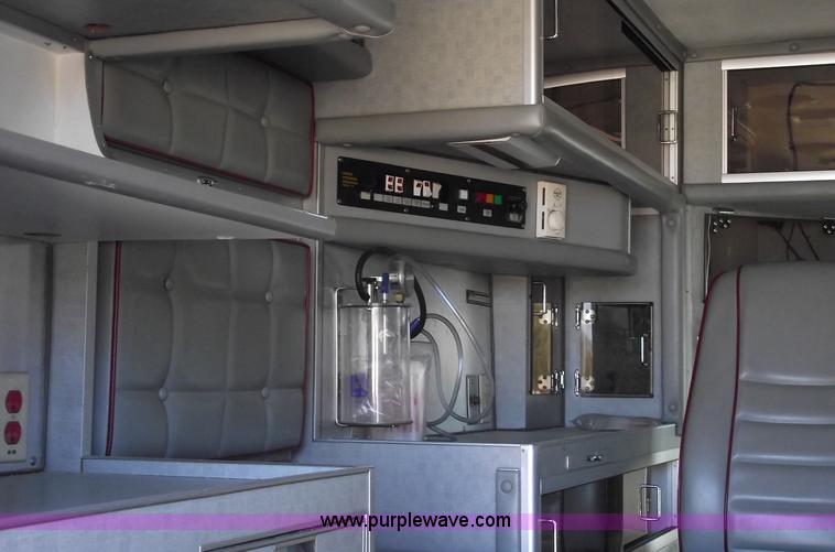 image for item 5999 1998 Ford E350 Super Duty ambulance