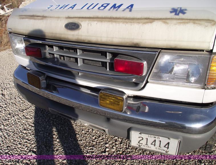 image for item 5999 1998 Ford E350 Super Duty ambulance