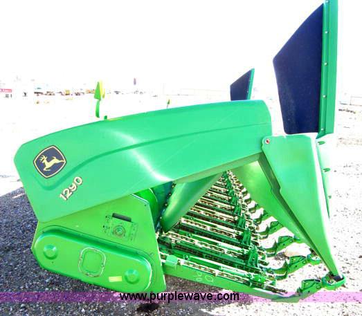 image for item 1200 2002 John Deere 1290 corn head