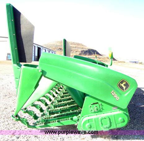 image for item 1200 2002 John Deere 1290 corn head