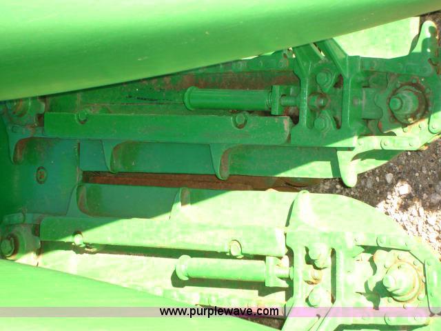 image for item 1200 2002 John Deere 1290 corn head