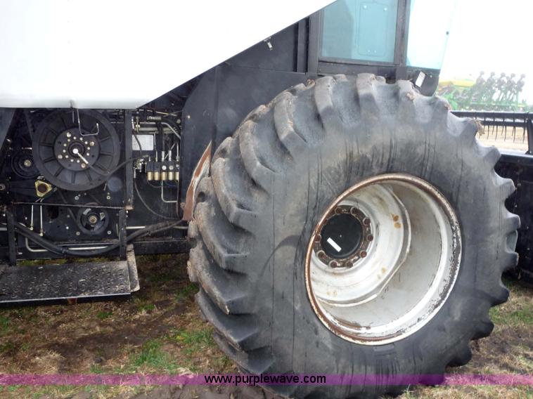 image for item 1500 2001 Gleaner R72 RWA combine