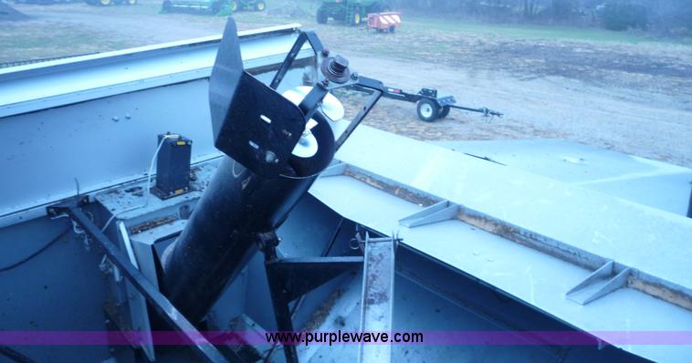 image for item 1500 2001 Gleaner R72 RWA combine