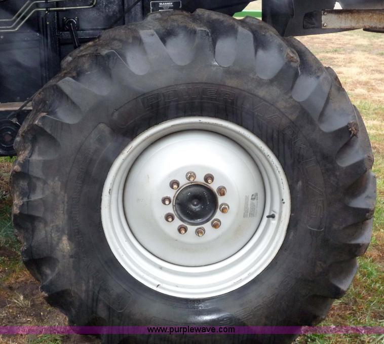 image for item 1500 2001 Gleaner R72 RWA combine