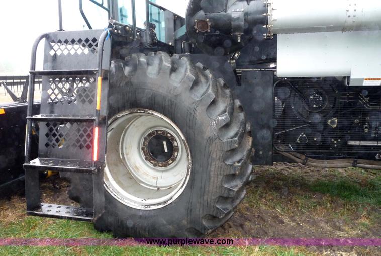 image for item 1500 2001 Gleaner R72 RWA combine