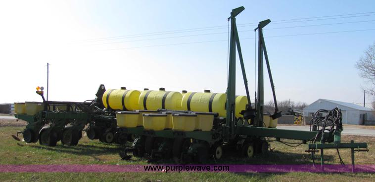 image for item 2326 1988 John Deere 7200 planter