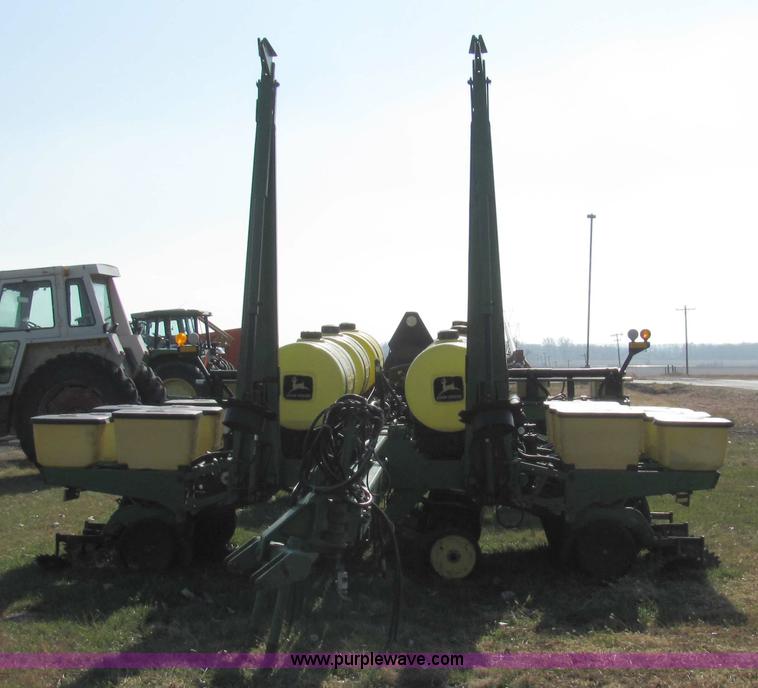 image for item 2326 1988 John Deere 7200 planter