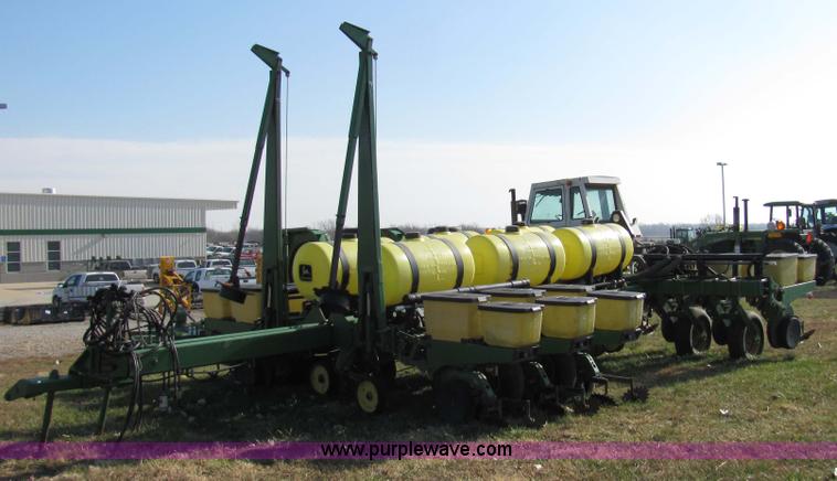image for item 2326 1988 John Deere 7200 planter