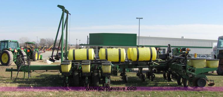 image for item 2326 1988 John Deere 7200 planter
