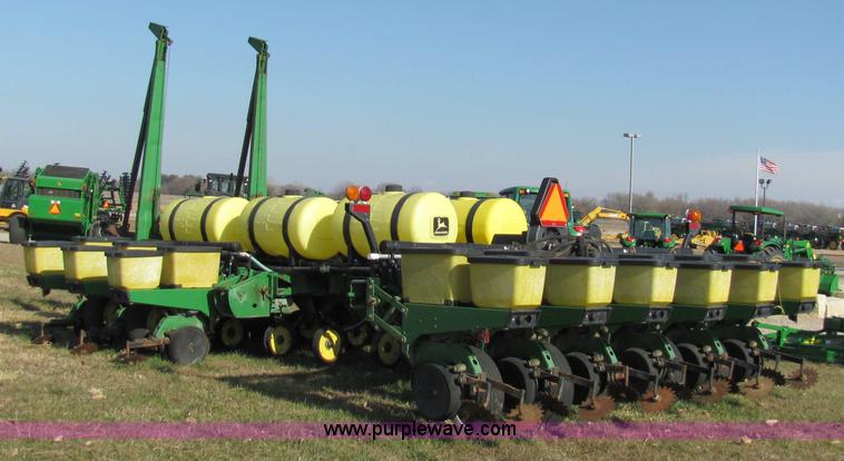 image for item 2326 1988 John Deere 7200 planter