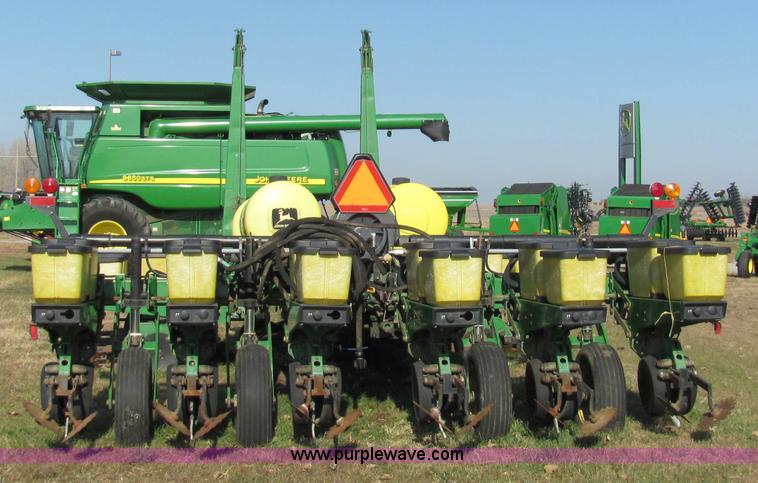 image for item 2326 1988 John Deere 7200 planter