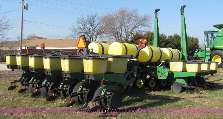 image for item 2326 1988 John Deere 7200 planter
