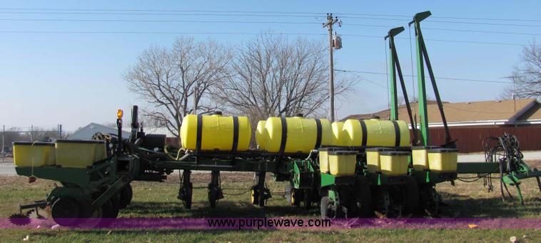 image for item 2326 1988 John Deere 7200 planter