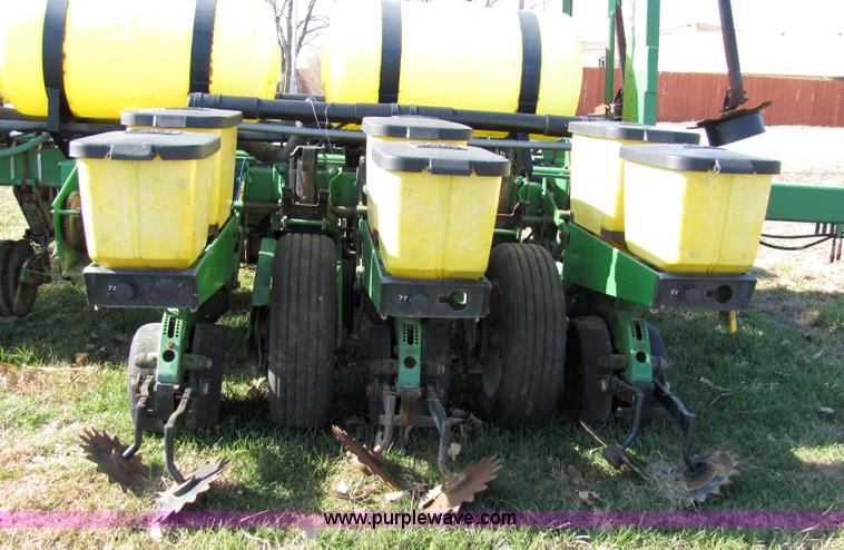 image for item 2326 1988 John Deere 7200 planter