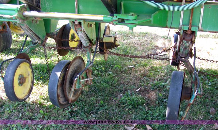 image for item 2326 1988 John Deere 7200 planter
